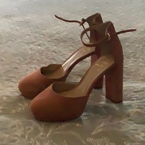 New without box Banana Republic Suede Pink Heels